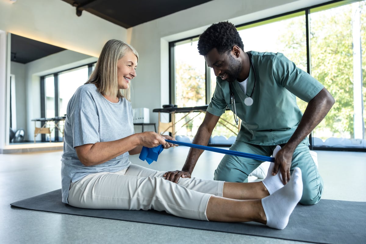 Fisioterapeuta guiando ejercicios de rehabilitación con paciente